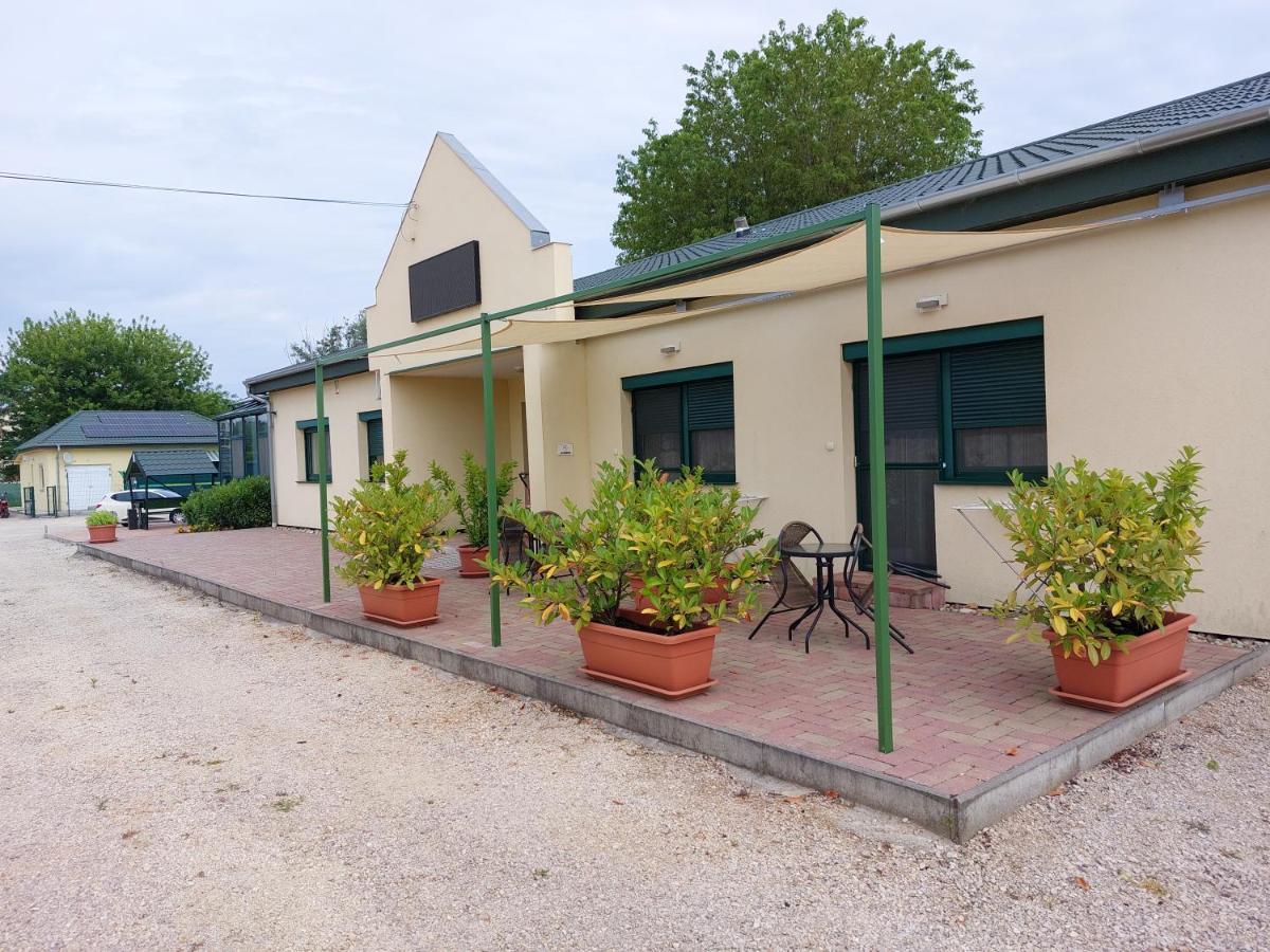Szarszo Panzio Bed & Breakfast Balatonszarszo Exterior photo