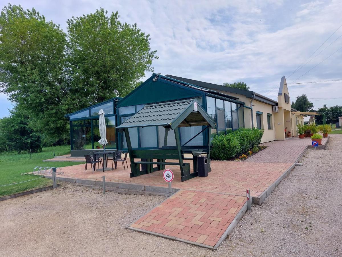 Szarszo Panzio Bed & Breakfast Balatonszarszo Exterior photo