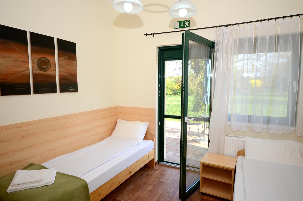 Szarszo Panzio Bed & Breakfast Balatonszarszo Exterior photo