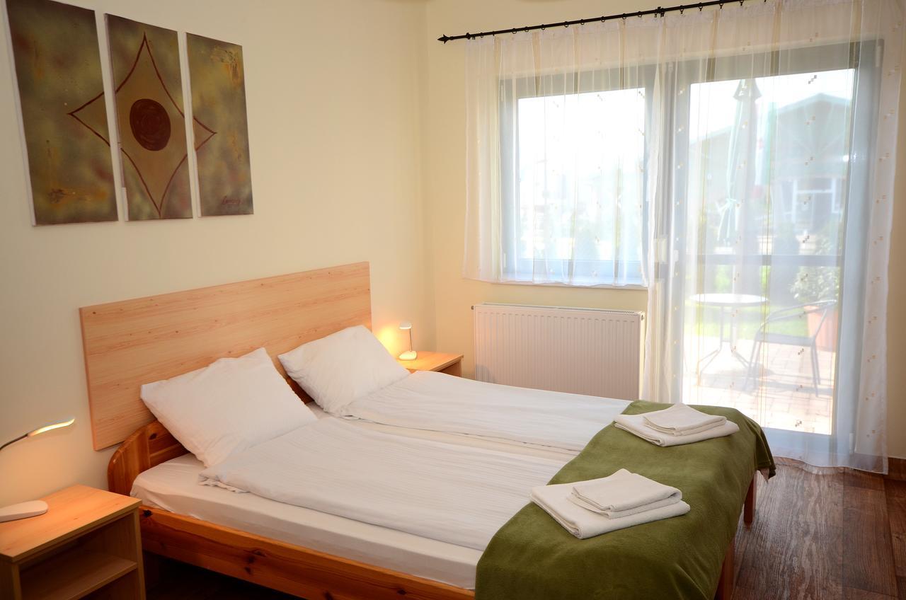 Szarszo Panzio Bed & Breakfast Balatonszarszo Exterior photo