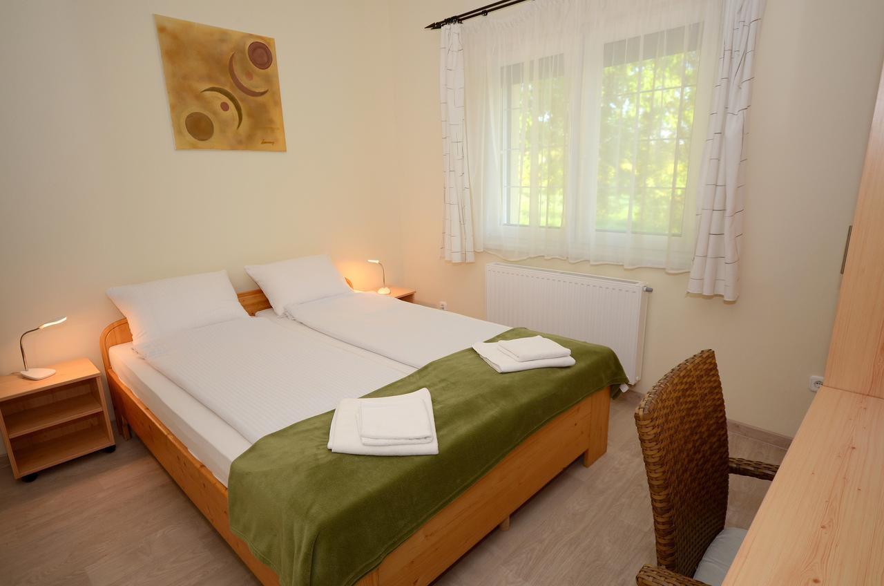 Szarszo Panzio Bed & Breakfast Balatonszarszo Exterior photo