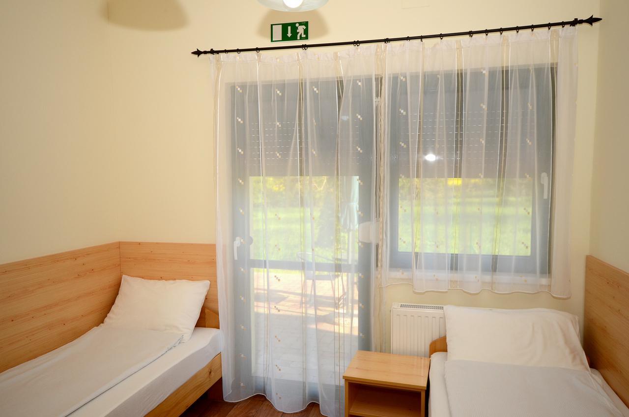 Szarszo Panzio Bed & Breakfast Balatonszarszo Exterior photo