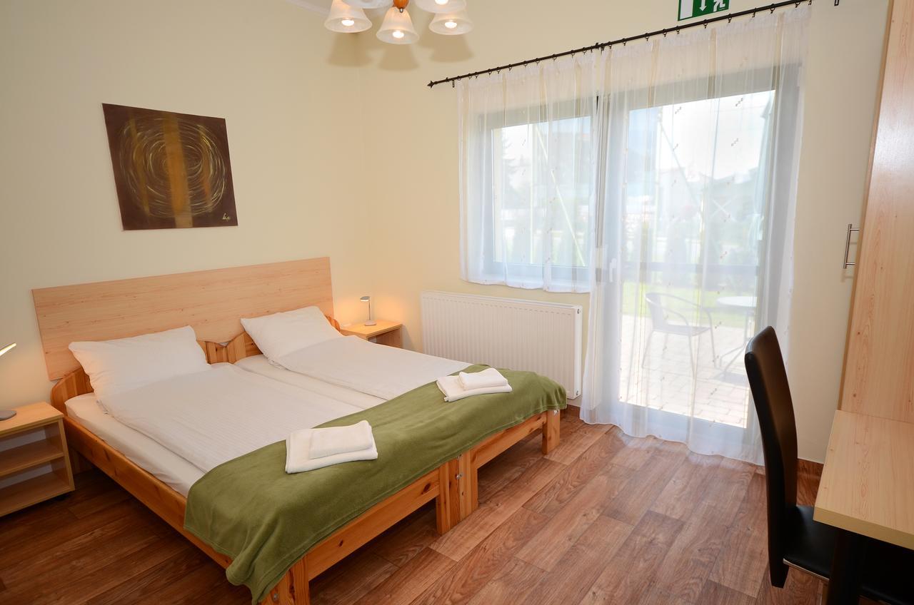 Szarszo Panzio Bed & Breakfast Balatonszarszo Exterior photo
