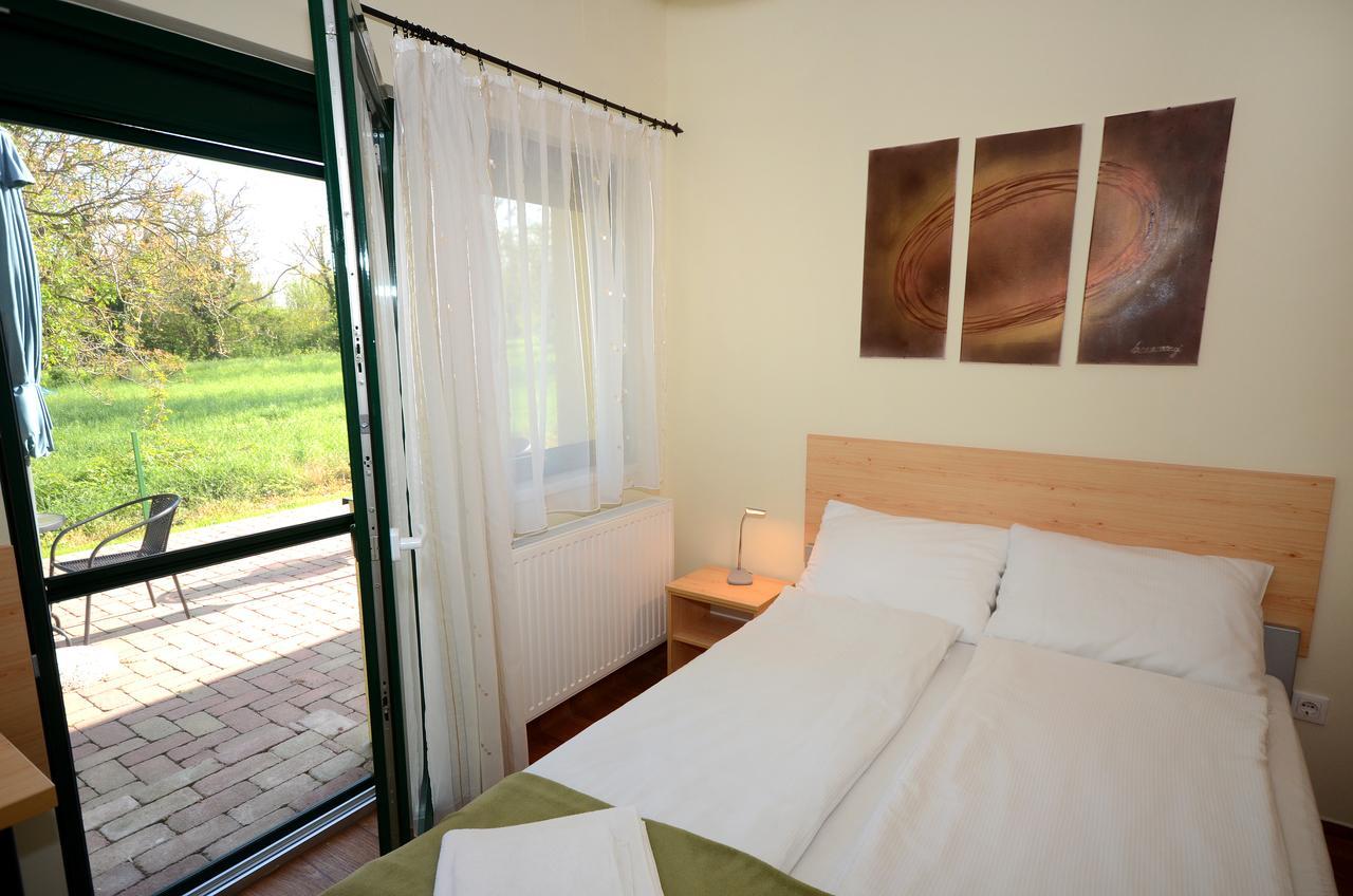 Szarszo Panzio Bed & Breakfast Balatonszarszo Exterior photo