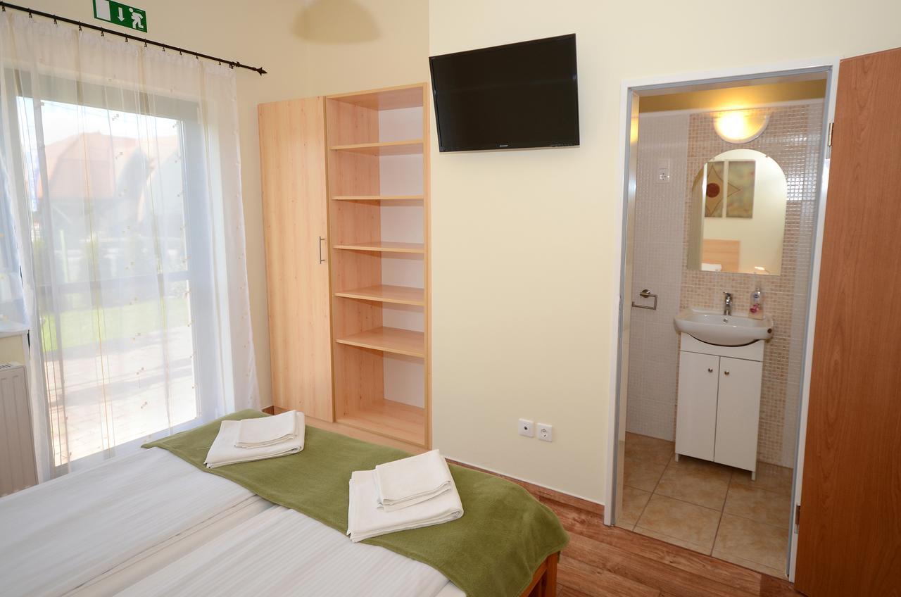 Szarszo Panzio Bed & Breakfast Balatonszarszo Exterior photo
